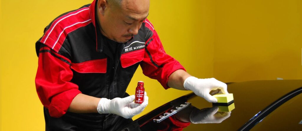 Detailer Profissional Kisho aplicando Ceramic Coating